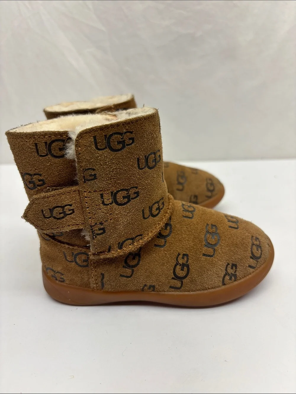 UGG Kids Chestnut Logo Classic Short Boots, SZ 7 for baby, box 73